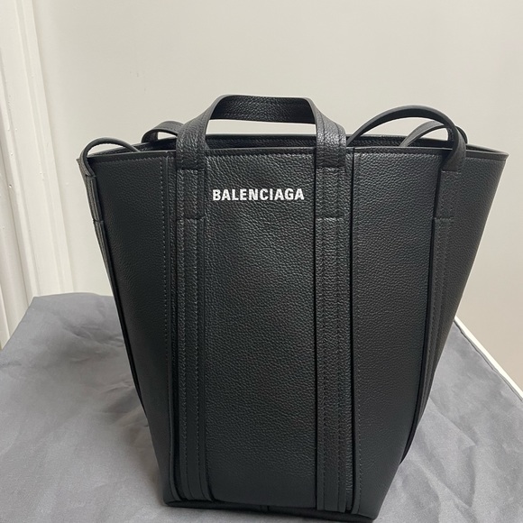 balenciaga everyday leather tote